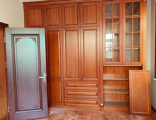 昌都中式家庭装修里定制的实木衣柜效果图